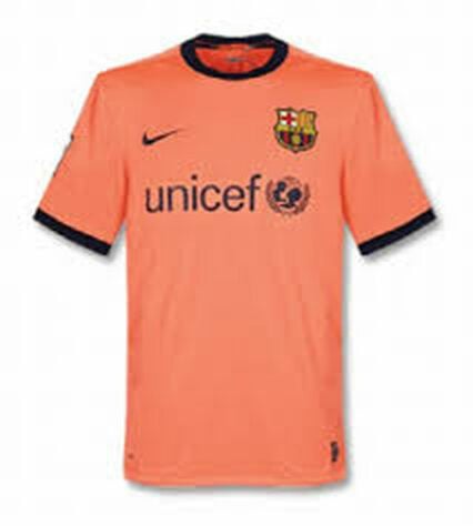 Camisa away Barcelona 2009/2010 - Em 2009 o Barcelona teve uma camisa na cor salmão. O uniforme ficou marcado pela conquista do título mundial contra o Estudiantes, onde Messi marcou o gol do título com o peito.