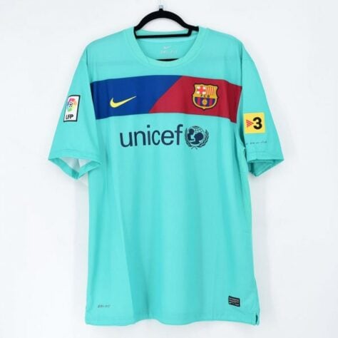 Camisa away Barcelona 2010/2011 - Após mais de dez anos, em 2010 o Barcelona voltou a vestir a cor verde-água.