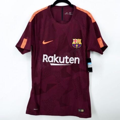 Camisa third Barcelona 2017/2018 - O tom grená tomou conta do terceiro uniforme, que foi lançado em 2017. A camisa ainda contava com estampas camufladas, como eram em todas as terceiras camisas feitas pela fornecedora.