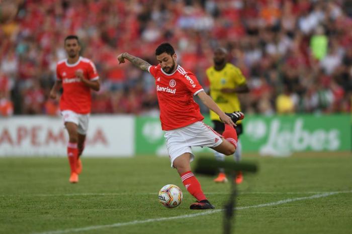 Atualmente no Internacional, o meia disputou 29 partidas pelo profissional do São Paulo, marcando três gols e, inclusive, somando algumas boas atuações.