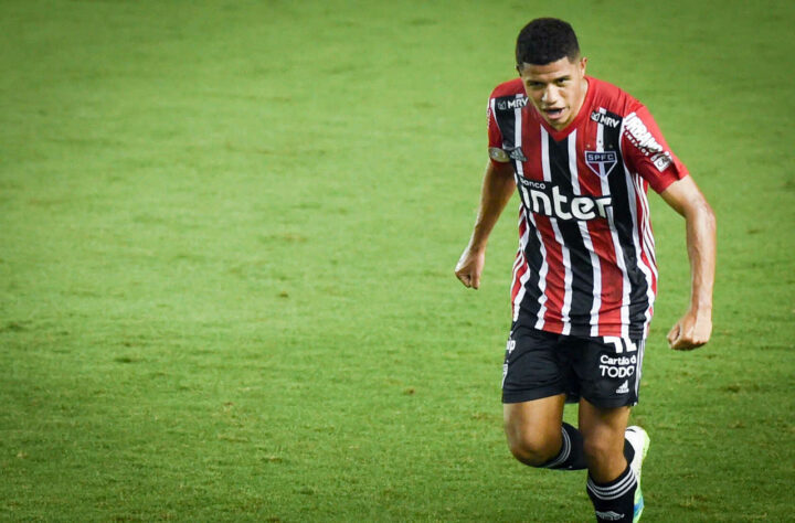 O São Paulo esteve duas vezes na frente do Santos, mas cedeu empate por 2 a 2 neste sábado, em clássico na Vila Belmiro. O meia Gabriel Sara (foto) fez os dois gols do Tricolor, sendo o destaque positivo do time. Já o goleiro Tiago Volpi falhou e foi o destaque negativo. Confira as notas do LANCE! para o São Paulo na partida.