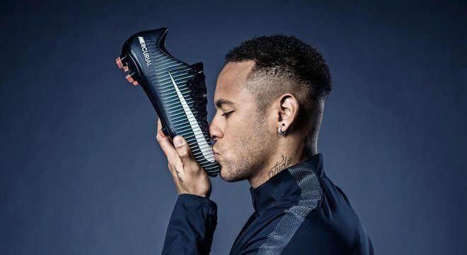 Foram 15 anos de casamento entre Neymar e a Nike, mas o relacionamento chegou ao fim na última segunda-feira, após o atacante não concordar com os novos valores de patrocínio oferecidos pela marca. No entanto, ficam as boas lembranças... Relembre aqui algumas das chuteiras mais feras desta parceria!