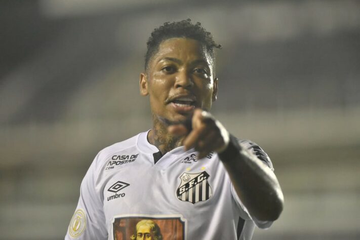 O Santos empatou com o Vasco na noite desta quarta-feira, na Vila Belmiro, por 2 a 2, em jogo válido pela 7ª rodada do Brasileirão. Lucas Veríssimo e Marinho marcaram os gols do Peixe e levaram as melhores notas do time. Confira como foram as atuações do jogadores do Santos no LANCE! (Por Gabriel Santos)