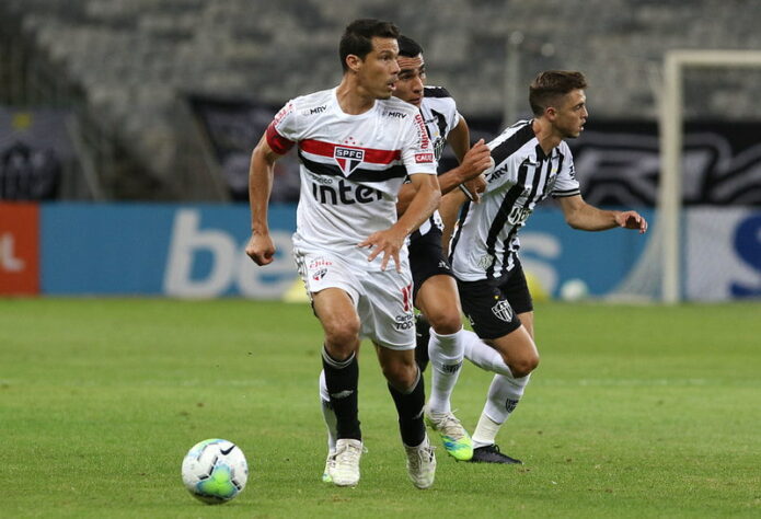 O São Paulo foi derrotado por 3 a 0 para o Atlético-MG nesta quinta-feira, no Mineirão, pela 7ª rodada do Campeonato Brasileiro. O Tricolor copmeçou bem, mas caiu muito de produção no decorrer da partida e não teve destaques individuais. Veja as notas do São Paulo no LANCE! (por Gabriel Santos)