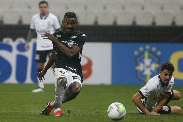 O Botafogo ficou com gostinho amargo no empate em 2 a 2 com o Corinthians, neste sábado, pela 8ª rodada do Brasileiro. Isso porque o Alvinegro carioca buscou a virada na partida, mas cedeu a igualdade no placar nos acréscimos. Os principais destaques do Botafogo foram Bruno Nazário, que fez um gol, e Kalou, que marcou o primeiro com a camisa do Glorioso. Confira todas as notas do LANCE! (por Sergio Santana).