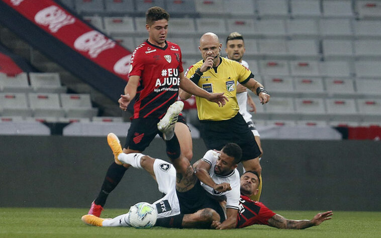 Sobe Minutos finais  No primeiro tempo, o Athletico teve algumas chances, mas não assustou o Botafogo. No entanto, no fim, o time cresceu na partida, empatou, e só não conseguiu sair da Arena da Baixada com a vitória, por causa do pênalti perdido aos 48 do segundo tempo.   Desce Nikão   O camisa 11 do Athletico não teve uma boa atuação. Após sofrer o gol, o time cresceu na partida e rapidamente conseguiu empatar. No fim, Nikão teve a chance de sacramentar a vitória, mas isolou a bola na cobrança de pênalti. 