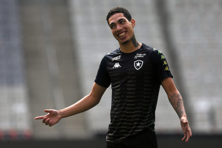 ESQUENTOU - Com a reta final da temporada se aproximando, o Botafogo também passa a olhar para a parte contratual dos jogadores. Atual vice-líder da Série B do Brasileirão, o Alvinegro tem alguns atletas no elenco cujo contrato encerra em dezembro. Um deles é o lateral-esquerdo Hugo, que tem conversas avançadas para assinar uma renovação com o clube.