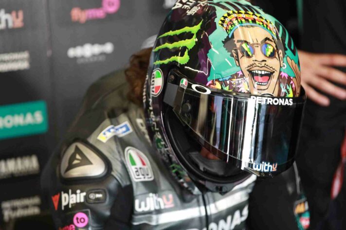 Franco Morbidelli, com seu capacete especial, larga em segundo