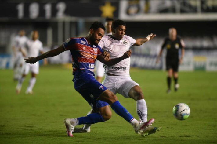 FORTALEZA: Sobe: Gabriel Dias subiu sem marcação no início do segundo tempo e deixou tudo igual no placar, com uma mudança de atitude após sair perdendo na primeira etapa. O goleiro Felipe Alves também trabalhou bem e impediu mais gols do Peixe/ Desce: a dupla Osvaldo e Wellington Paulista não foi bem, tanto que o artilheiro foi substituído no intervalo e o camisa 11 saiu aos 14 da segunda etapa.