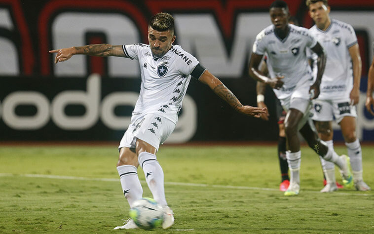 O Botafogo visitou o Atlético Goianiense, em Goiânia, neste domingo, pela 12ª rodada do Campeonato Brasileiro. Com dificuldade na criação, o Alvinegro chegou ao gol em cobrança de pênalti bem executada pelo lateral-esquerdo Victor Luis. Pecou, porém, numa saída de bola e levou o gol de empate, marcado pelo atacante do Dragão Hyuri. Confira as atuações deste empate em 1 a 1!