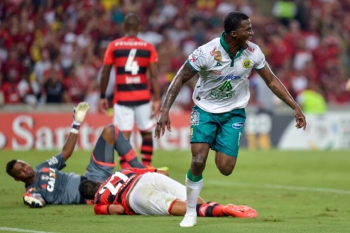 2014 - Mais uma participação na Libertadores interrompida de forma precoce, novamente na fase de grupos. Dessa vez, o Flamengo chegou à última rodada precisando vencer o León no Maracanã, mas foi derrotado por 3 a 2 e deu adeus à competição.