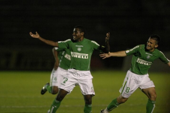 2004 - PALMEIRAS – No ano de 2004, o Campeonato Brasileiro era disputado com 24 equipes em sua primeira divisão. Logo, a competição tinha mais rodadas do que hoje (46 ao todo). O Palmeiras assumiu a liderança após vencer o Paraná por 2 a 1, jogando fora de casa, alcançando os 22 pontos. A equipe do técnico Estevam Soares ainda se manteve na liderança por três rodadas consecutivas, mas caiu de rendimento e terminou o campeonato em quarto lugar. O campeão daquele Brasileirão foi o Santos. 