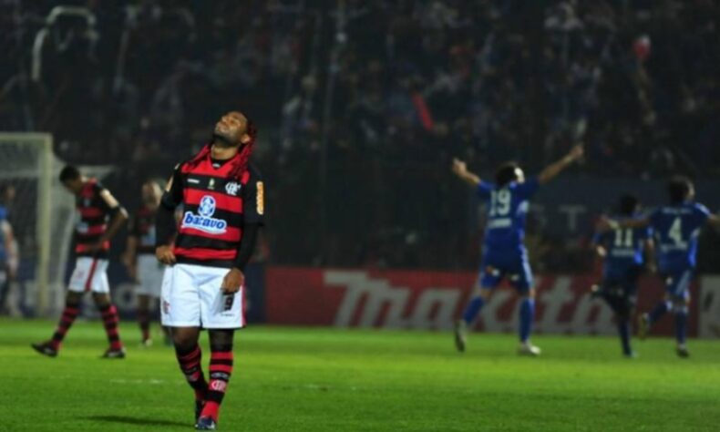Em 2010, o Flamengo retornava à Libertadores como atual campeão brasileiro. No entanto, novamente o clube foi eliminado ao perder no Maracanã. Contra a Universidad de Chile, a equipe foi derrotada em casa por 3 a 2. No jogo de volta, o time venceu por 2 a 1, mas foi eliminado de novo. 
