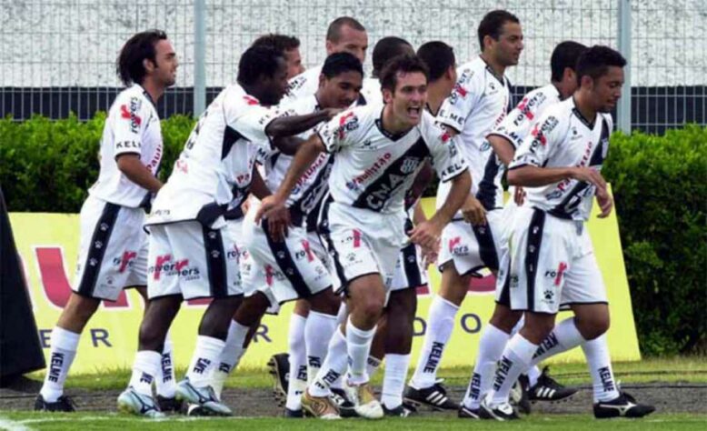 2005 – PONTE PRETA – Nesta edição do Brasileirão, o número de times que jogavam a competição foi reduzido para 22 e o número de jogos para 42 (o formato atual com 20 equipes foi implementado no ano seguinte, em 2006). A Ponte Preta assumiu a liderança após derrotar o Juventude, em Caxias do Sul, pela 9ª rodada, ficando com 20 pontos. A Macaca se manteve no topo da tabela até a 15ª rodada, quando o campeão Corinthians assumiu. O time de Campinas acabou aquele Brasileiro a uma posição de entrar na zona do rebaixamento e cair para a Série B.