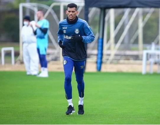 ESQUENTOU - Se até pouco tempo o zagueiro Rodrigues era visto no Grêmio como nome certo para atuar nas ausências de Geromel e Kannemann, agora o defensor de 23 anos parece estar de saída do clube. A negociação pela renovação de contrato do zagueiro se arrasta e um acordo parece distante neste momento.