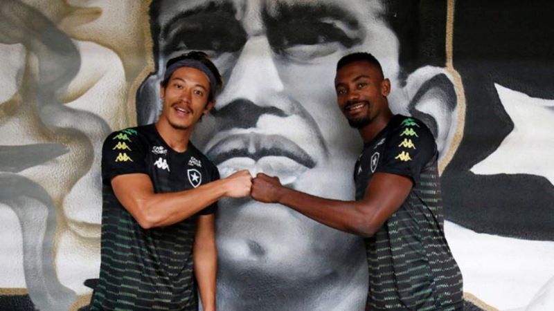 O Botafogo utilizou cinco estrangeiros no Brasileirão: Salomon Kalou (marfinense), Keisuke Honda (japonês), Gatito Fernández (paraguaio),  Federico Barrandeguy (uruguaio) e Carlos Rentería (colombiano). 