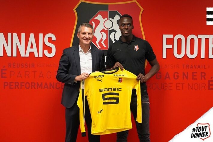 FECHADO - Mais uma contratação para o Chelsea. Ao "Extra Time", o representante de Edouard Mendy, goleiro no Rennes e na seleção senegalesa, garantiu que o arqueiro está acertado com os Blues e deve ser anunciado nas próximas horas.