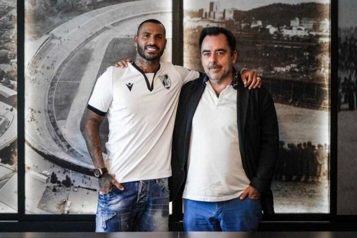 FECHADO - O Vitória de Guimarães, de Portugal, anunciou a contratação do atacante Ricardo Quaresma, de 36 anos. O jogador chega ao clube de Braga sem custos, depois de encerrar seu contrato com o Kasimpasa, da Turquia. O atleta assinou um vínculo de duas temporadas, com opção de renovação por mais uma.