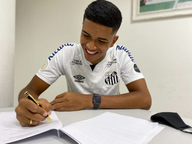 FECHADO: O volante Lucas Barbosa, de 19 anos, foi definitivamente contratado pelo Santos. O jogador estava emprestado pelo Novorizontino, clube com o qual o Peixe exerceu a obrigatoriedade de compra, por R$ 300 mil. O vínculo tem duração até 2025.