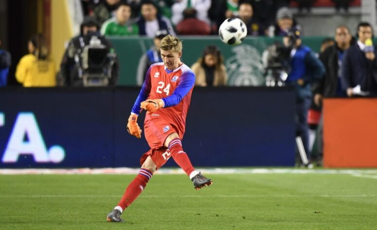 ESQUENTOU: Após a saída do goleiro Emiliano Martínez, o Arsenal está atento ao mercado de transferências em busca de um nome para sua meta. E segundo a imprensa britânica, o arqueiro Rúnar Alex Rúnarsson, que atua no Dijon, da França, é quem será contratado.