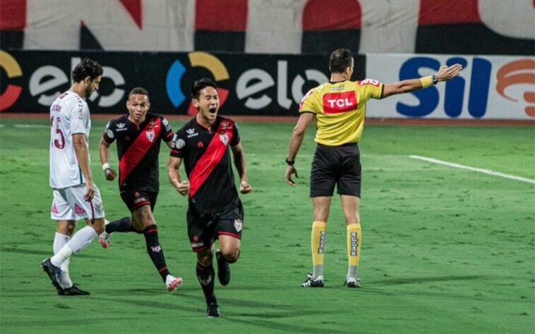 O Fluminense foi derrotado pelo Atlético-GO por 3 a 1 e deu adeus à Copa do Brasil. A equipe dirigida por Odair Hellmann necessitava apenas do empate para garantir uma vaga nas oitavas de finais da competição e levar uma premiação de R$ 2,6 milhões. No entanto, o time jogou muito mal e foi envolvido pela marcação alta da equipe goiana, que marcou com Chico, Marlon Freitas e Matheus Vargas, enquanto Luccas Claro descontou. 