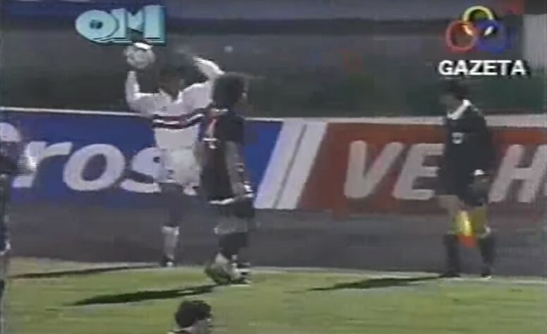 Final Copa Libertadores 1992 - Galvão Bueno narrou uma final fora da Globo? Isso aconteceu em 1992, quando o São Paulo venceu o Newell's Old Boys. Os direitos de transmissão pertenciam à Rede OM, que fez parceria com a TV Gazeta em São Paulo. O icônico narrador deixou a Globo, em 1992, para apostar no projeto da Rede OM. No entanto, Galvão voltou para a Globo em 1993.