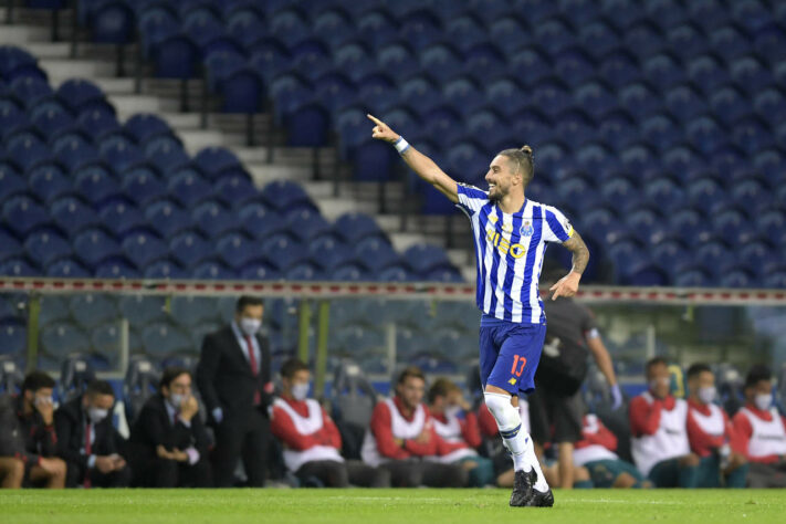 FECHADO - O Manchester United vai ter lateral-esquerdo brasileiro no elenco. O clube inglês chegou a um acordo com o Porto para a transferência de Alex Telles. O brasileiro deve fazer os testes médicos nas próximas horas. Os valores da negociação giram em torno de 20 milhões de euros, R$ 133 milhões na cotação atual.