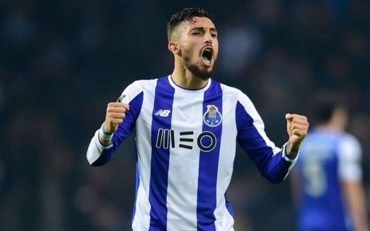 Apesar de estar nos planos de Manchester United e PSG, o lateral-esquerdo brasileiro Alex Telles ainda é jogador do Porto. O Dragão vai tentar manter uma das estrelas de sua companhia. 