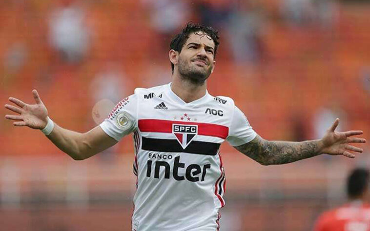 Após rescindir contrato com o Tianjin Tianhai-CHN, Alexandre Pato chegou a estar próximo de um acerto com o Palmeiras. No entanto, optou por retornar ao Brasil em 2019 para defender o São Paulo.