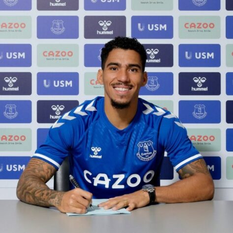 FECHADO - O Everton, da Inglaterra, anunciou neste sábado (5) a contratação do volante Allan, de 29 anos, que estava no Napoli, da Itália. O jogador assinou contrato até junho de 2023 e irá vestir a camisa 6 no novo clube.
