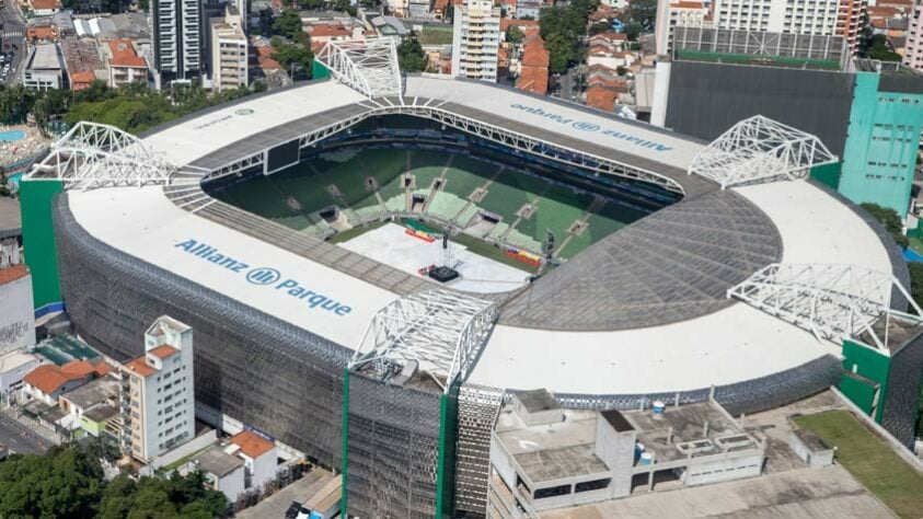14. Allianz Parque - Ao final de 2014, a nova Arena do Palmeiras ficou pronta. Desde então, ela passou a ser uma das principais fontes de renda do clube, tendo em vista o alto comparecimento da torcida. No Allianz Parque, o Verdão conquistou o Brasileirão de 2016 e 2018, além da Copa do Brasil de 2015 e 2020 e o Paulistão de 2020.