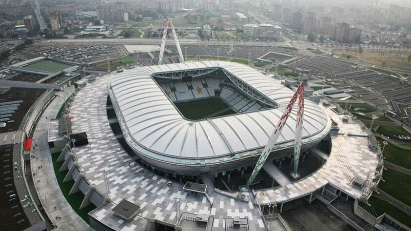 Pelo  Allianz Stadium, da Juventus, a empresa pagou 103 milhões de euros (R$ 670 milhões) no total. 