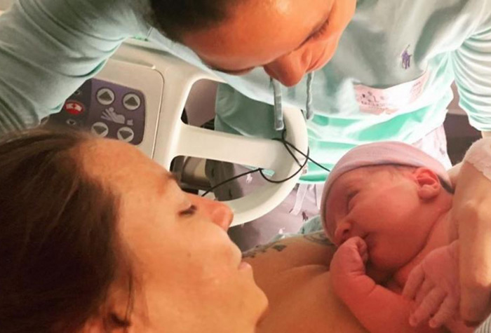 Campeã peso galo e peso pena do UFC, a brasileira Amanda Nunes anunciou a chegada de sua primeira filha com a lutadora Nina Ansaroff. A baiana festejou bastante a chegada de Raegan Ann Nunes nas redes sociais.
