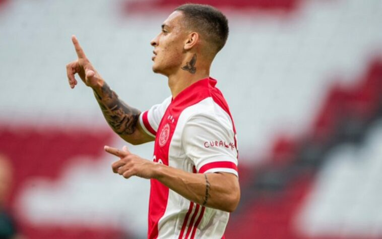 Antony, do Ajax, é um dos jogadores mais cobiçados do mercado europeu. O jogador revelado pelo São Paulo é muito cogitado no Manchester United, que fez uma proposta de 100 milhões de euros para comprar o atleta. Os dois times acertam os últimos detalhes da transferência e, além do mecanismo de solidariedade, o São Paulo tem direito a 20% do lucro da negociação, o que renderá, ao todo, em torno de R$ 96 milhões aos cofres do clube.