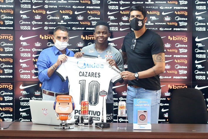 A camisa 10 é sagrada no mundo do futebol. O jogador que veste esse número geralmente é o mais habilidoso do time ou aquele meia clássico. Cazares chegou para ser o novo camisa 10 do Corinthians, número que já foi usado por outros craques como Jadson, Adriano Imperador, Edílson e Neto. Confira a seguir todos os camisas 10 dos clubes da Série A, além do Cruzeiro, que está na Série B.