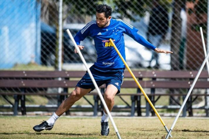 FECHADO - O Cruzeiro confirmou nesta quarta-feira, 14 de outubro, o empréstimo do volante argentino Ariel Cabral, de 33 anos, para o Goiás. O jogador ficará no clube goiano até o fim do Campeonato Brasileiro da Série A, em fevereiro de 2021.