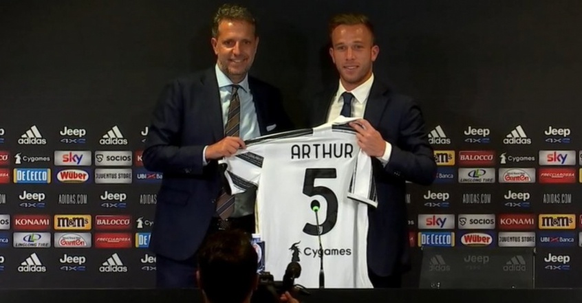 FECHADO: Arthur foi oficialmente apresentado pela Juventus. Nesta quarta-feira (2), o meio-campista brasileiro recebeu a camisa de número 5. O brasileiro custou 72 milhões de euros (cerca de R$ 458 milhões) e mais 10 milhões de euros (aproximadamente R$ 61,5 milhões) em variáveis. Ele foi incluído na negociação em que Miralem Pjanic foi para o Barcelona. 