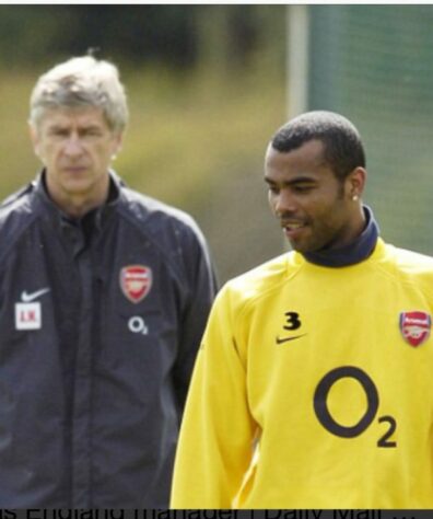 Ashley Cole (Foto) - Gallas | Arsenal - Chelsea - Em 2006, Ashley Cole e Gallas queriam sair de seus respectivos clubes, Arsenal e Chelsea. Com isso, os clubes acertaram uma troca. Cole, na época, foi muito criticado pela torcida do Arsenal ganhou fama de 'mercenário'. Cole brilhou no Chelsea e chegou ganhar uma Liga dos Campeões pelo clube. Gallas ficou até 2010 no Arsenal, chegou a ser capitão da equipe, mas após um desentendimento com o treinador Wenger, foi dispensado. Atualmente ambos os jogadores estão aposentados. 