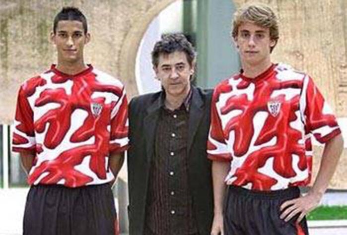 A camiseta usada pelo tradicional Athletic Bilbao, da Espanha, em 2004, ficou conhecida como “ketchup”, por causa da semelhança entre a estampa e o famoso molho à base de tomate. Na ocasião, o próprio clube decidiu confeccionar seus uniformes. O artista plástico espanhol Darío Urzay criou a camisa, que foi suspensa um mês após o lançamento.