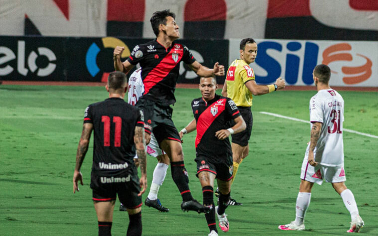 ATLÉTICO-GO | SOBE: Dragão letal. Um dos melhores jogadores do Atlético nos últimos jogos, Chico teve novamente uma boa atuação. Procurou jogo, municiou bem o ataque do Dragão e ganhou um presente de Muriel, que soltou a bola no seu pé. Já Marlon Freitas foi responsável por ser o elemento surpresa do time e em sua melhor chegada aproveitou nova falha de Muriel. No fim, o Dragão aproveitou mais uma falha e Matheus Varges garantiu a classificação. / DESCE: Falha defensiva. O Atlético fazia um bom jogo no primeiro tempo e foi bem melhor que seu adversário. No entanto, a defesa falhou na marcação e após a cobrança de escanteio de Egídio, Luccas Claro subiu sozinho para colocar a bola no fundo das redes. 