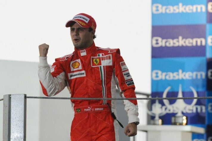 Massa se emocionou bastante no pódio. O piloto perdeu o título por apenas um ponto