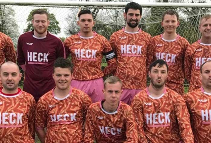 Uma combinação de cores e estampas que não deu certo, as camisas do  time Bedale Sports Club foi nomeada como a mais feia pelo site footyheadlines.