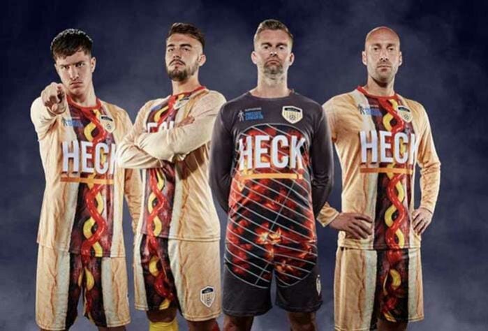 Patrocinado pela Heck Food, fábrica britânica de embutidos, o clube inglês radicalizou na sua vestimenta. A camisa e o calção formam um gigantesco Hot dog . Camisa do clube Bedale FC .