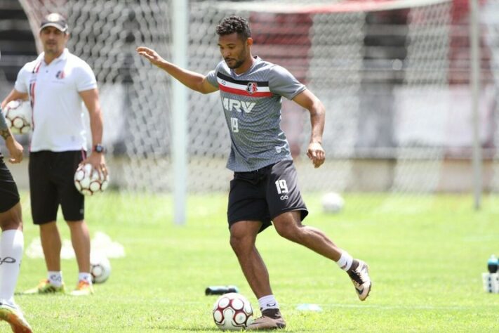 BILEU - O volante, com passagem pelo Atlético-GO, Santa Cruz, Fortaleza, entre outros, atualmente defende as cores do Santa Cruz. 