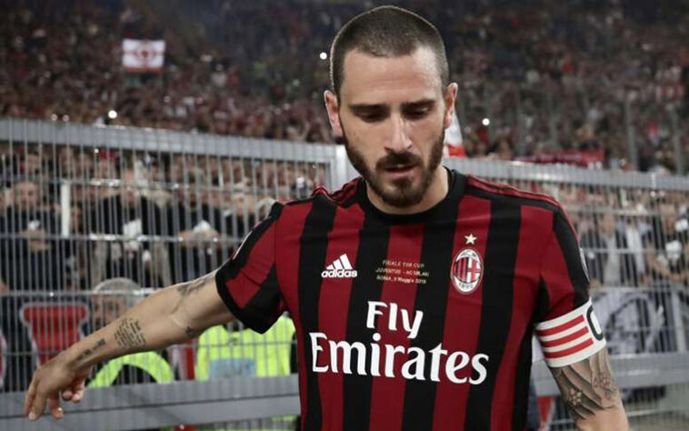 Milan: Bonucci - 42 milhões de euros - Na tentativa de se reconstruir, o Milan adquiriu um verdadeiro líder dentro de campo e que estava no banco da rival Juventus, assim Bonucci já assumiu a faixa de capitão dos rossoneris, entretanto sua passagem durou apenas uma temporada, sendo um fracasso para a equipe de Milão.