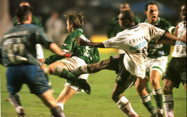 Durante a final do Paulista de 1999, Edilson, que estava no Corinthians, fez embaixadinhas no meio-campo durante o clássico contra o Palmeiras. Foi o estopim para uma briga generalizada, que tomou conta do gramado do Morumbi. O Timão acabou sendo campeão estadual na ocasião.