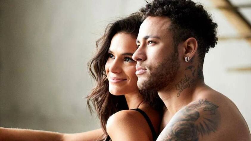 Neymar e Bruna Marquezine movimentaram as notícias no mundo dos esportes por muito tempo. Entre idas e vindas, o jogador e a atriz namoraram por mais de cinco anos. O término aconteceu em 2018, mas até hoje boatos sobre os dois reatarem surgem nos meios de comunicação. 