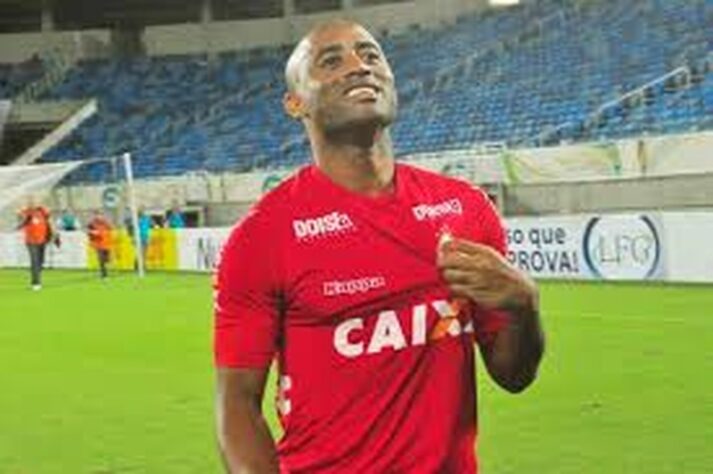 CASCATA - Antônio Givanildo da Silva Santos, mais conhecido como Cascata. O atleta está atualmente no URT e a atua como camisa 10 do time.