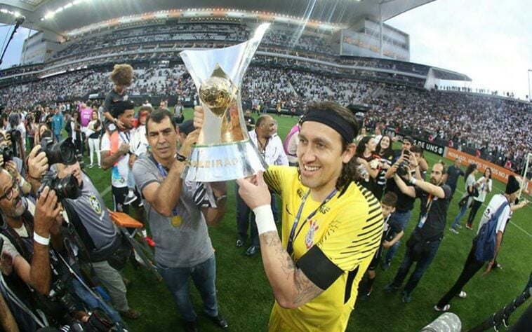 Foi campeão brasileiro em 2017, o segundo pelo Corinthians, sofrendo poucos gols e sendo muito seguro na meta alvinegra.