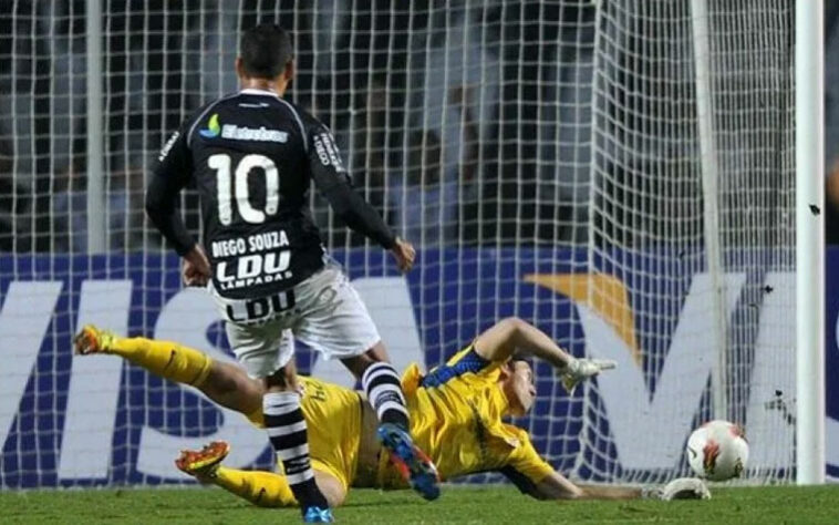 Diego Souza - Nas quartas de final da Libertadores de 2012, o Corinthians, futuro campeão, enfrentava o Vasco no Pacaembu. Diego Souza, então jogador do time cruzmaltino, teve a chance mais clara de abrir o placar, sozinho na área, mas foi parado em Cássio. No final, o Timão venceu por 1 a 0 e se classificou. 